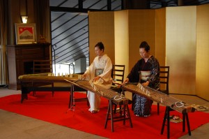お琴の生演奏で、おめでたい日本のお正月を演出